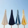 Parasol Solaris, couleur Sable Clair, Bleu Signature, Rayure Marine et Rayure Solaire. Bleu Soleil, l'esprit Méditerranée.
