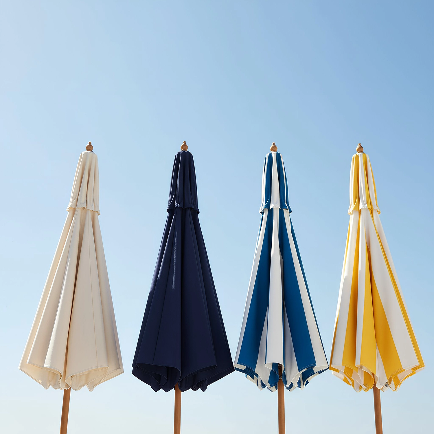 Parasol Solaris, couleur Sable Clair, Bleu Signature, Rayure Marine et Rayure Solaire. Bleu Soleil, l'esprit Méditerranée.