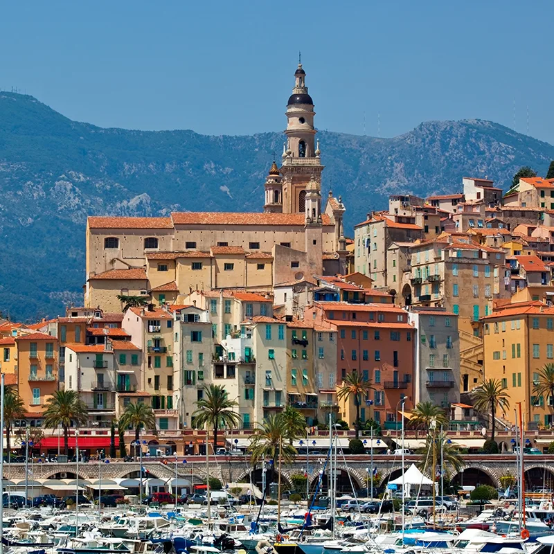 La ville de Menton, perle de la Riviera, source d'inspiration pour l'art de vivre Bleu Soleil.