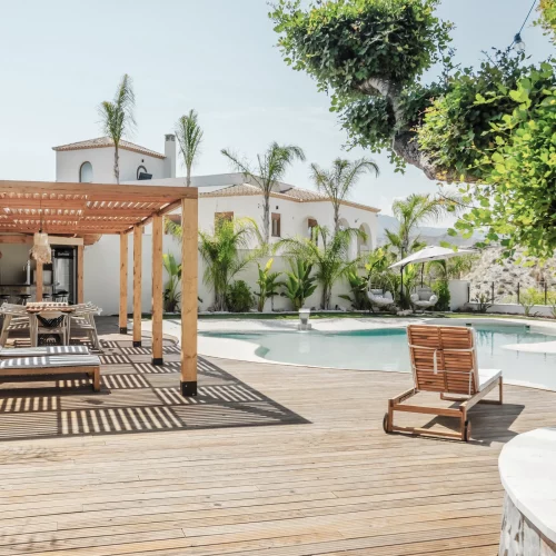 Espace extérieur design mêlant matériaux naturels et aménagement durable.