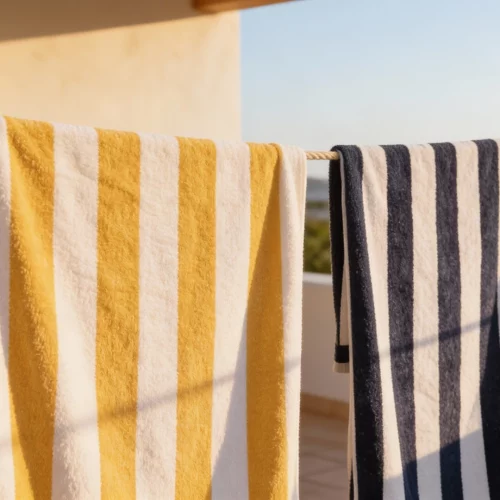 Serviette Sulla Spiaggia couleur Rayure Solaire et Rayure Marine. Bleu Soleil, l'esprit Méditerranée.